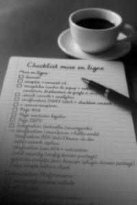 Checklist de mise en ligne avec une tasse de café, comprenant des éléments pour la sécurité et la performance des sites web.